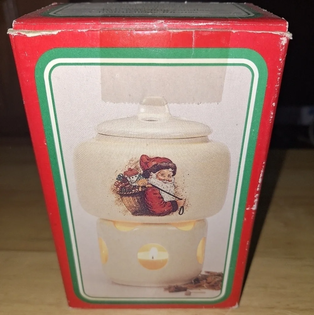 A Potpourri Press Room Scenter in the original box. Pre-loved on good shape.